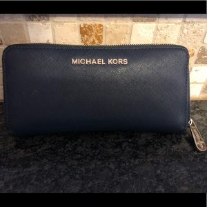 MICHAEL KORS Wallet in navy/gold